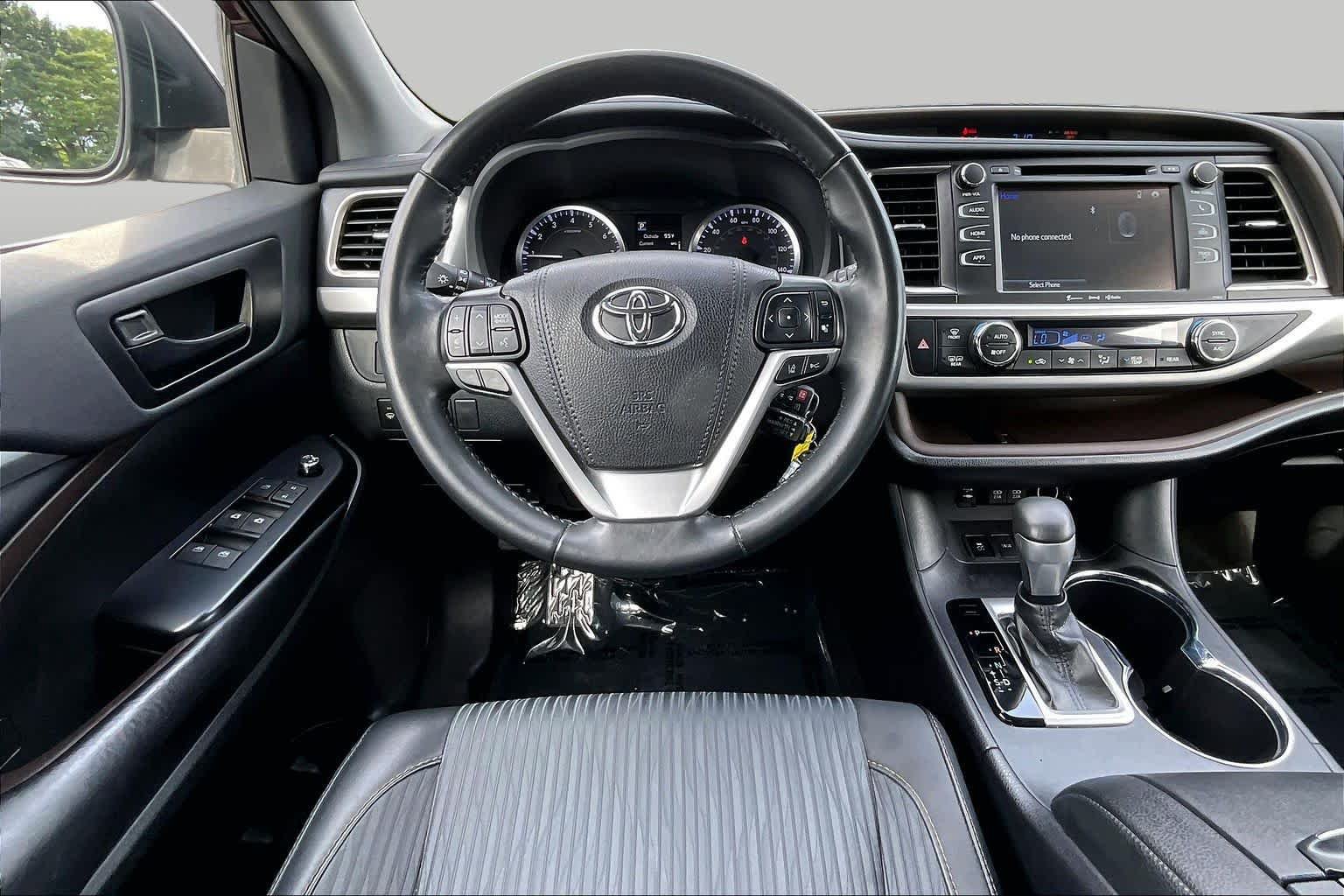 Used 2019 Toyota Highlander Plus AWD/4WD image 6