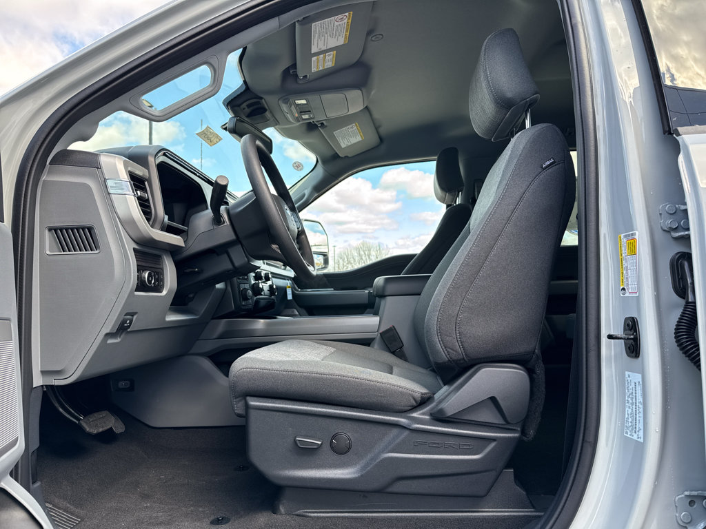 New 2026 Ford F250 XLT w/ XLT Premium Package AWD/4WD image 4