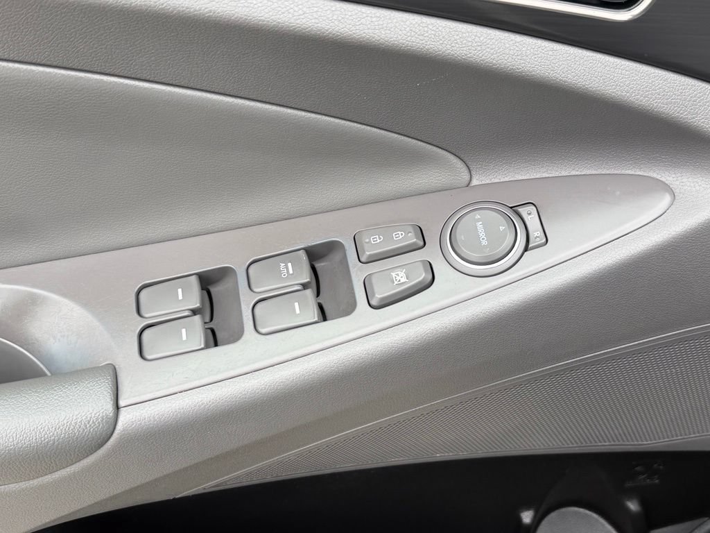 Used 2014 Hyundai Sonata Hybrid FWD image 12