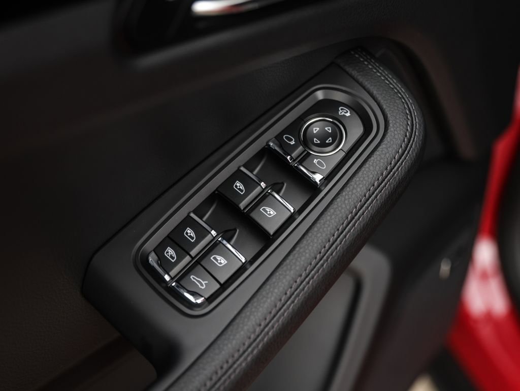 Certified 2025 Porsche Macan image 27
