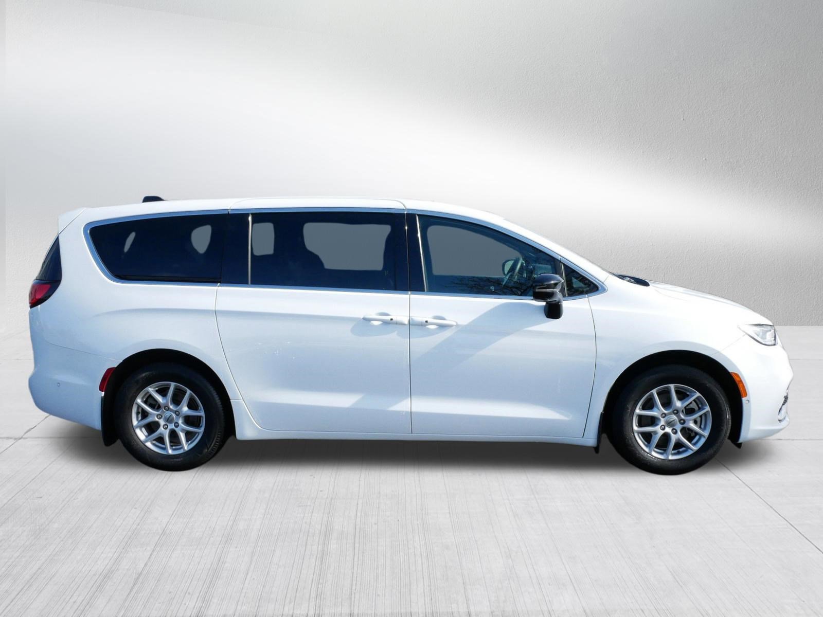 Used 2025 Chrysler Pacifica Select w/ Uconnect Theater Family Group image 8