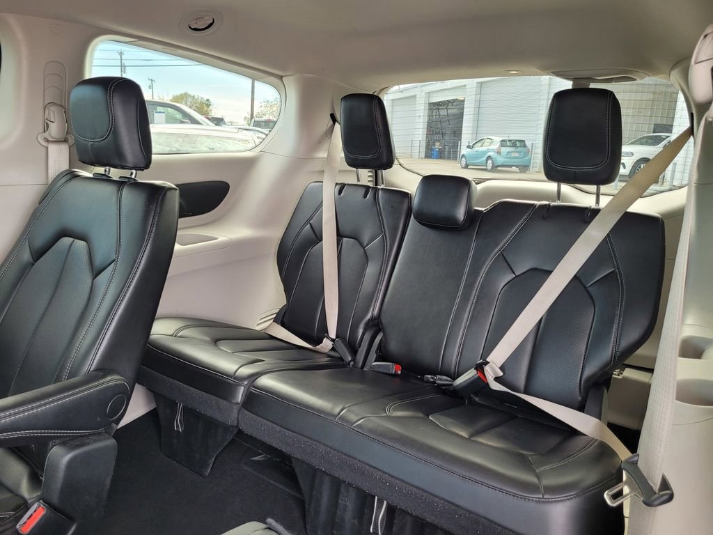 Used 2023 Chrysler Pacifica Touring-L image 13