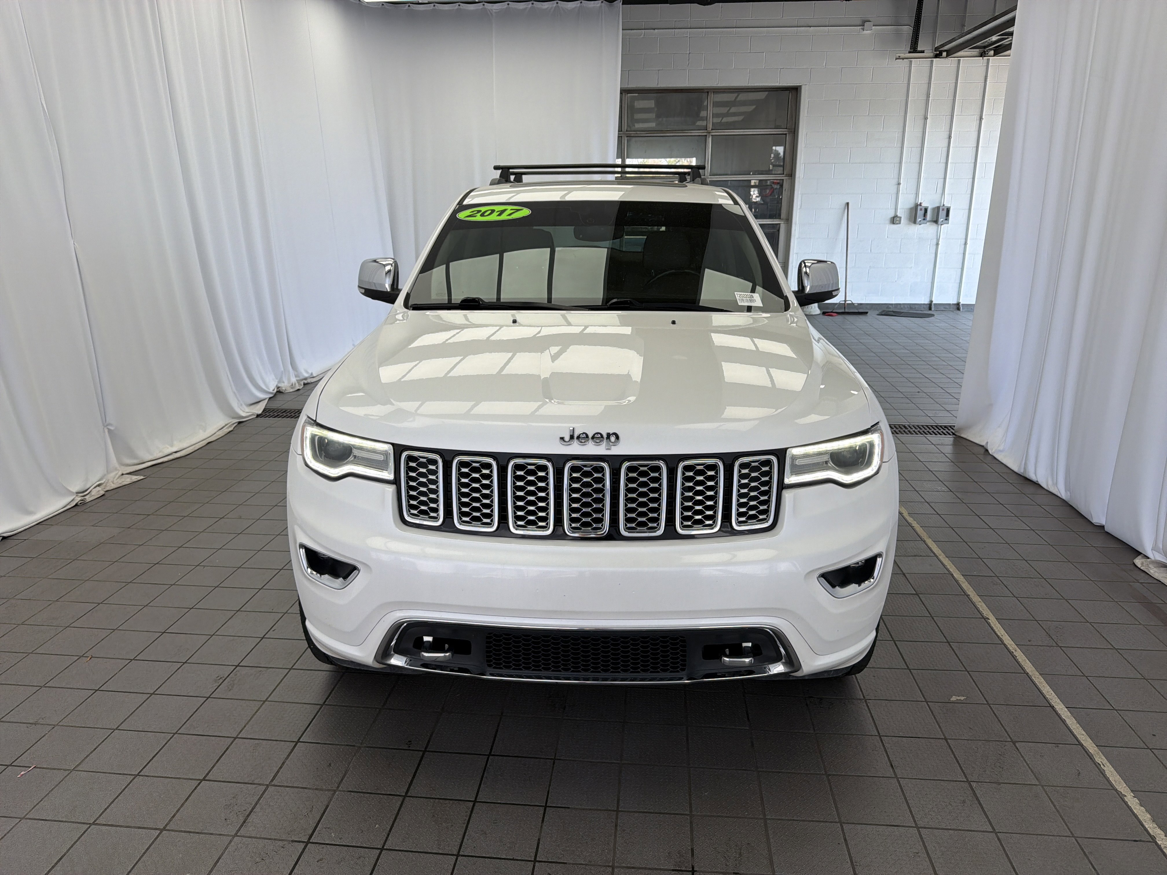 Used 2017 Jeep Grand Cherokee Overland image 2