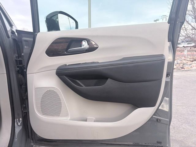 Used 2023 Chrysler Pacifica Limited image 28