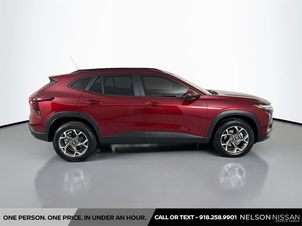 Used 2025 Chevrolet Trax LT w/ Driver Confidence Package FWD image 4
