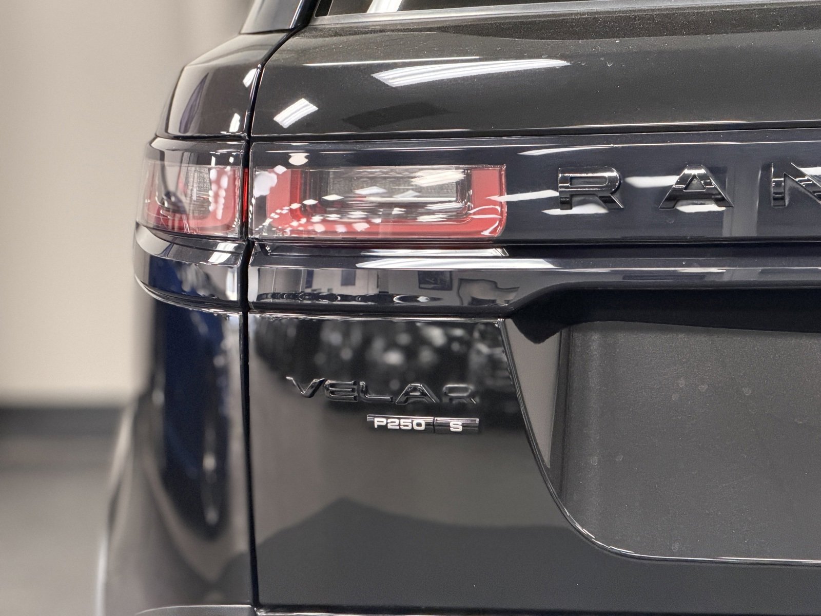 Used 2019 Land Rover Range Rover Velar S image 13