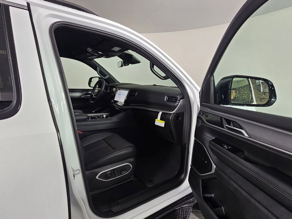 New 2026 Jeep Grand Wagoneer L 4WD w/ HD Trailer Tow Package image 38