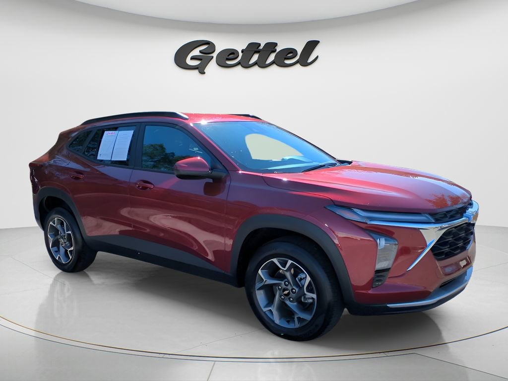 Used 2025 Chevrolet Trax LT w/ LT Convenience Package image 3