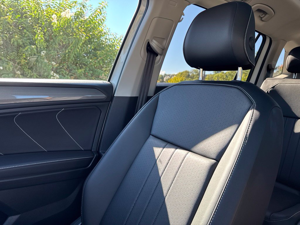Used 2024 Volkswagen Tiguan SE w/ Panoramic Sunroof Package FWD image 22