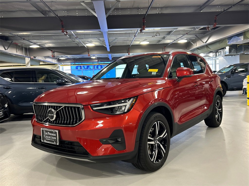 Certified 2023 Volvo XC40 B5 Plus w/ Climate Package image 5