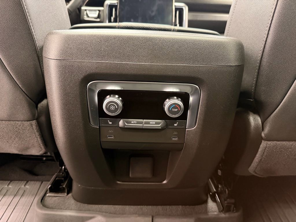 Used 2025 GMC Yukon XL AT4 w/ AT4 Premium Package AWD/4WD image 19