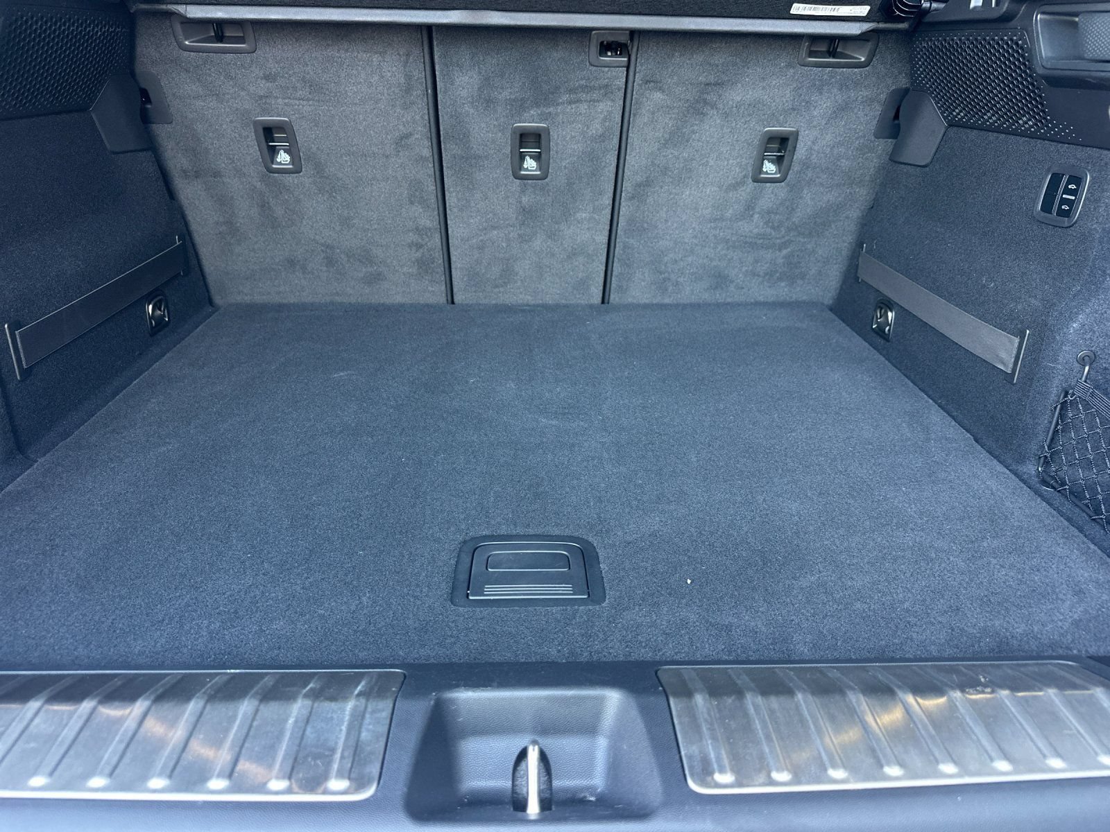 Certified 2025 Porsche Macan Electric RWD image 16