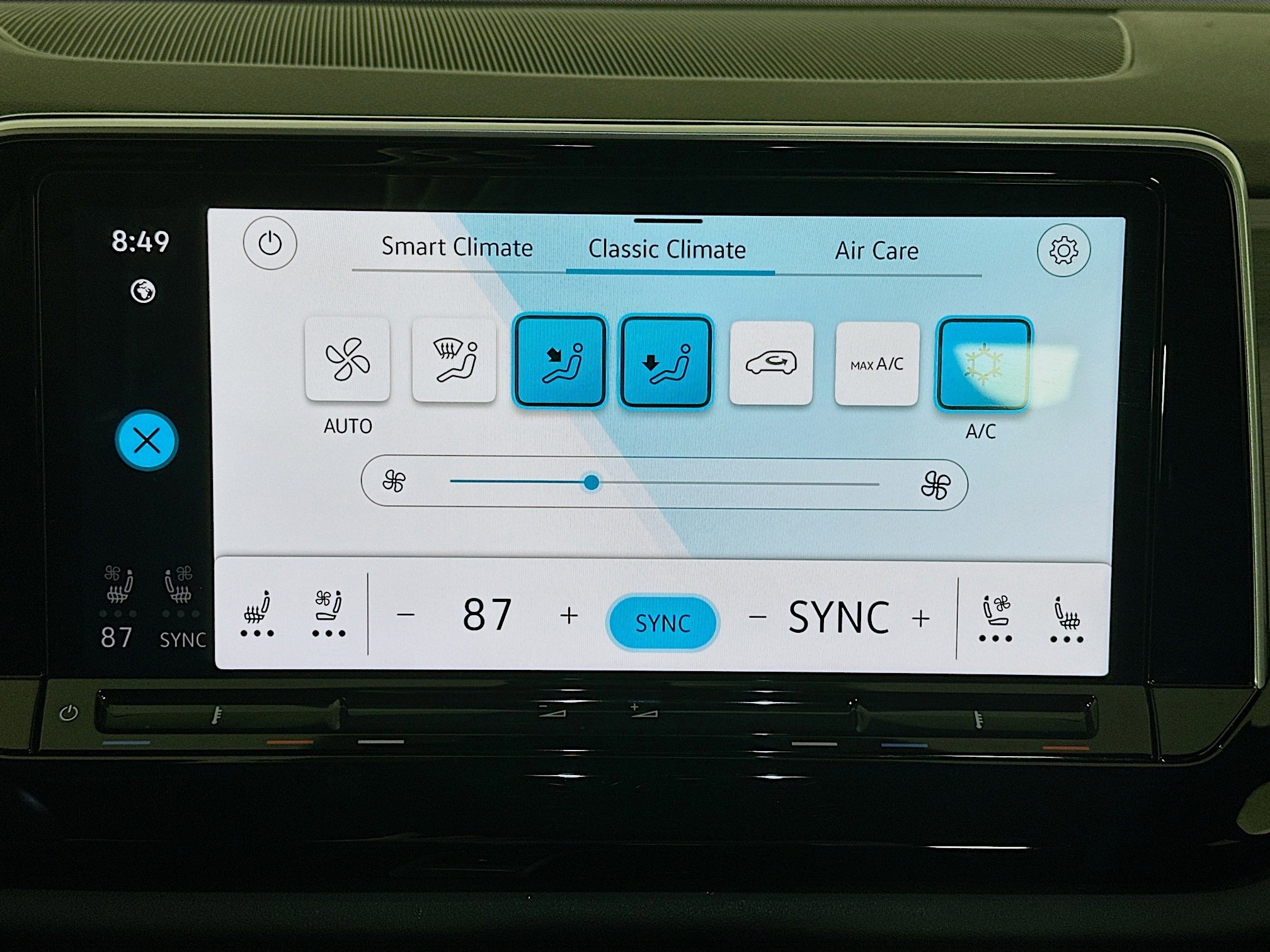 Used 2025 Volkswagen Atlas Cross Sport SE image 24