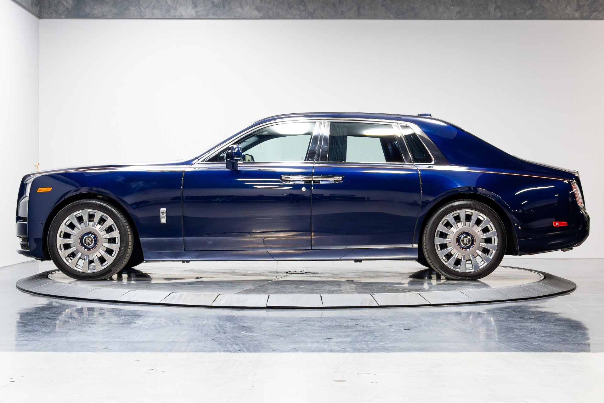 Used 2021 Rolls-Royce Phantom Sedan RWD image 59