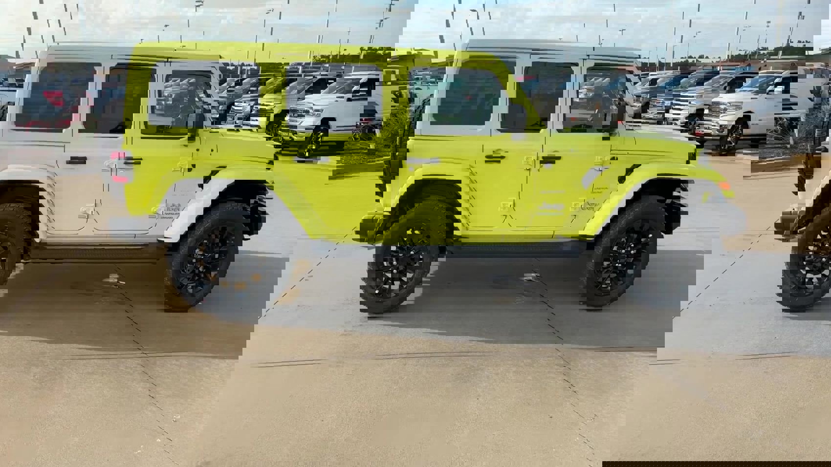 New 2023 Jeep Wrangler Sahara w/ Cold Weather Group image 9