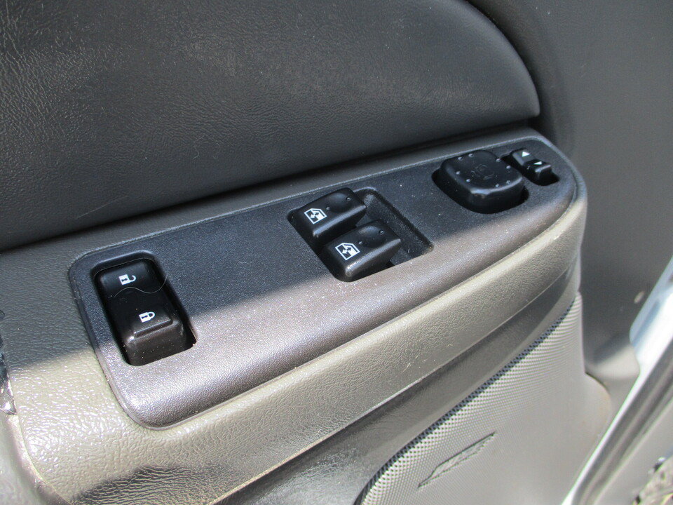 Used 2005 Chevrolet Silverado 2500 LS w/ Heavy-Duty Power Package AWD/4WD image 24