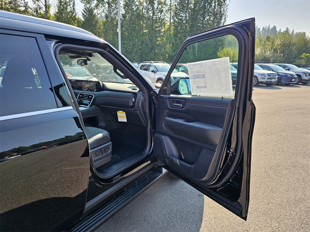 New 2025 Nissan Armada SL image 28