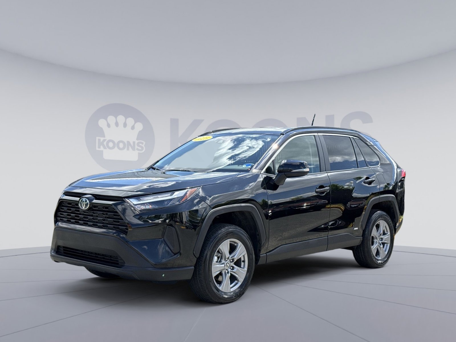 Used 2025 Toyota RAV4 LE AWD/4WD image 1