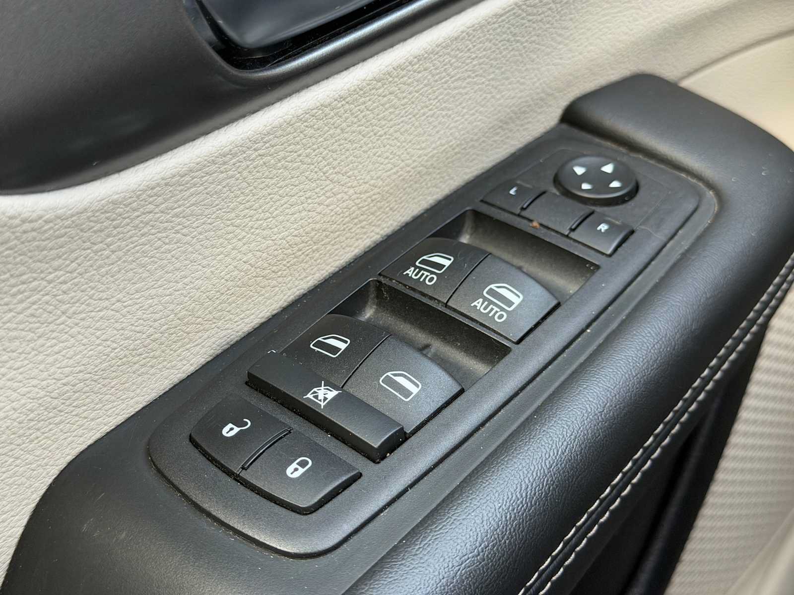 Used 2023 Chrysler Pacifica Touring-L FWD image 4