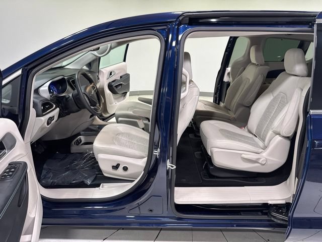 Used 2018 Chrysler Pacifica Touring Plus FWD image 8