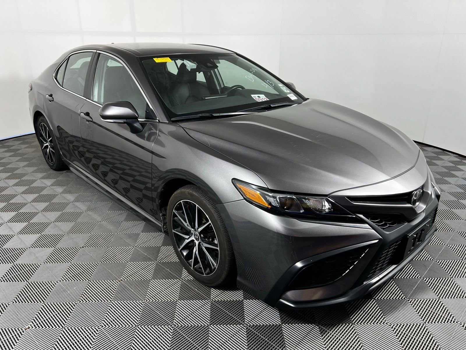 Used 2023 Toyota Camry SE FWD image 3