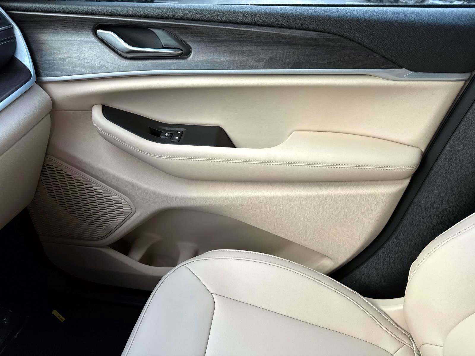 New 2025 Jeep Grand Cherokee Limited image 17