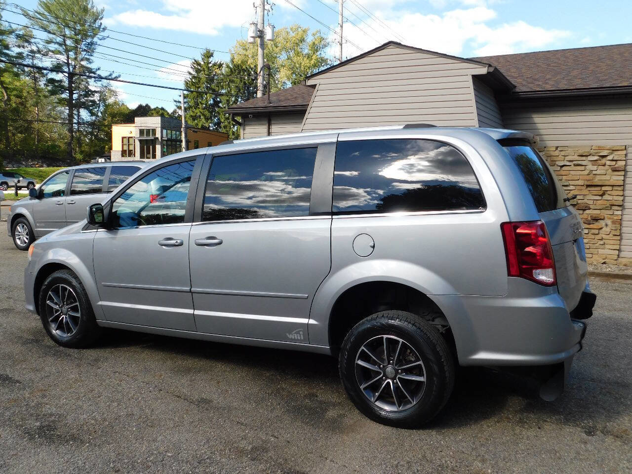 Used 2017 Dodge Grand Caravan SXT image 14