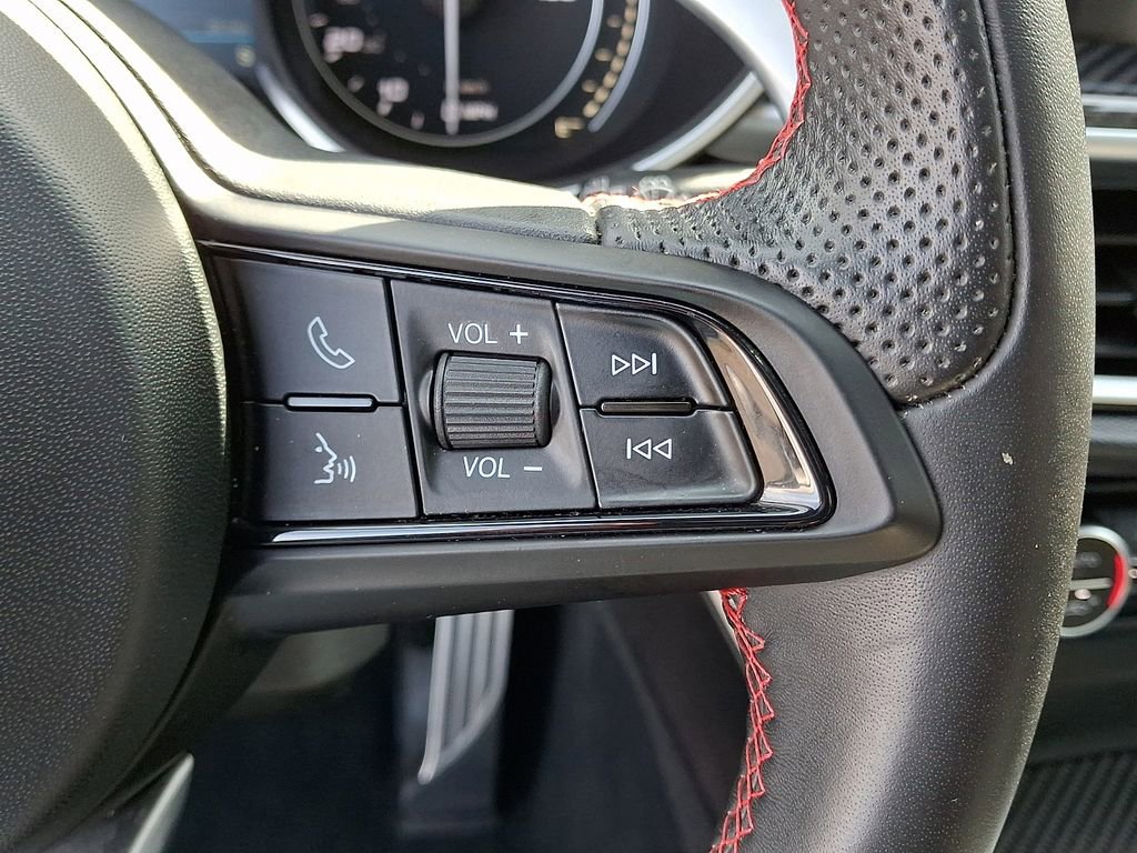 Used 2023 Alfa Romeo Stelvio Estrema image 23