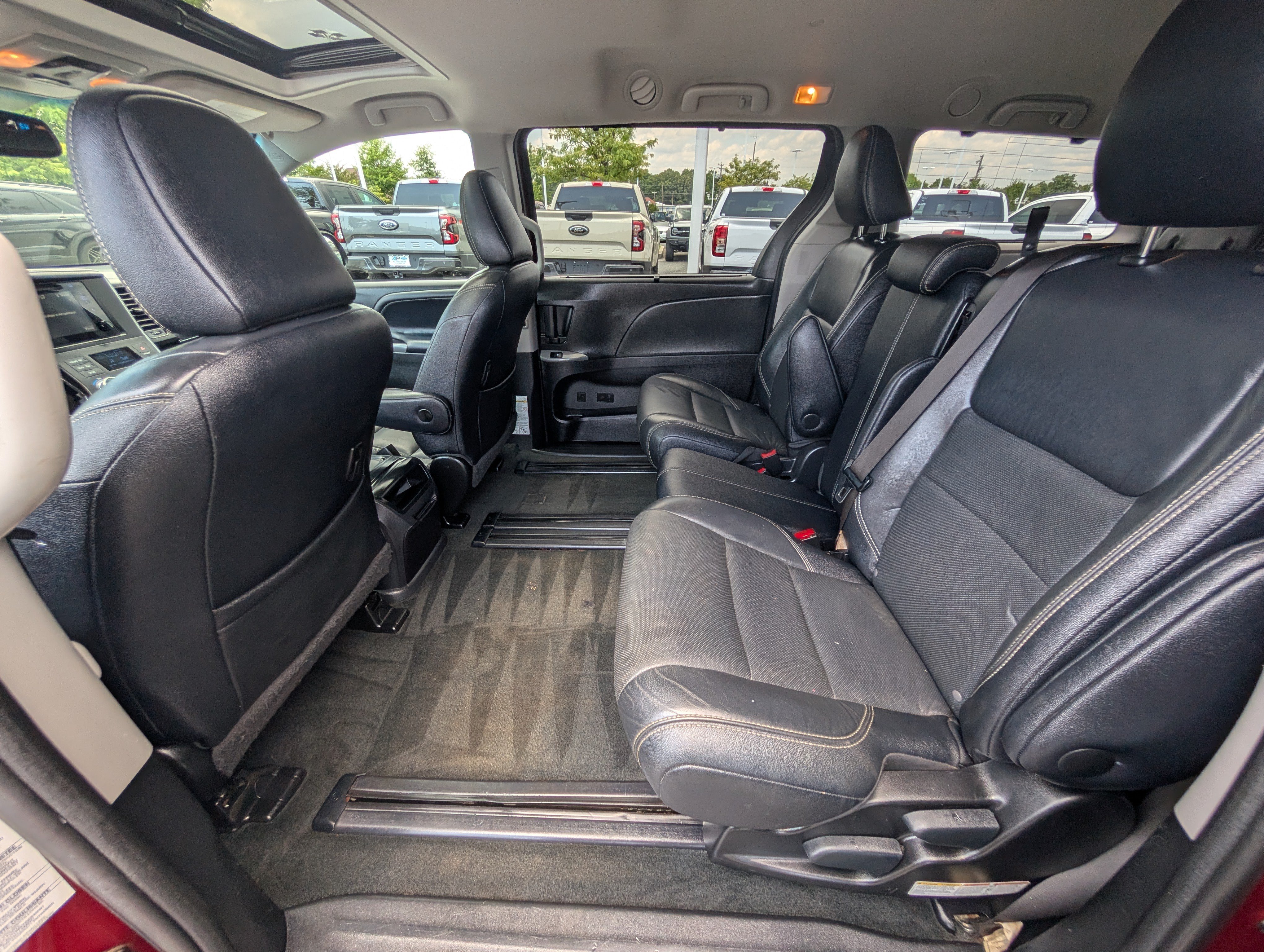 Used 2017 Toyota Sienna SE Premium FWD image 16