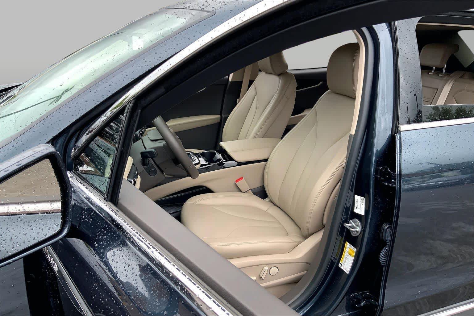 Used 2023 Lincoln Nautilus FWD w/ Premium Package image 8