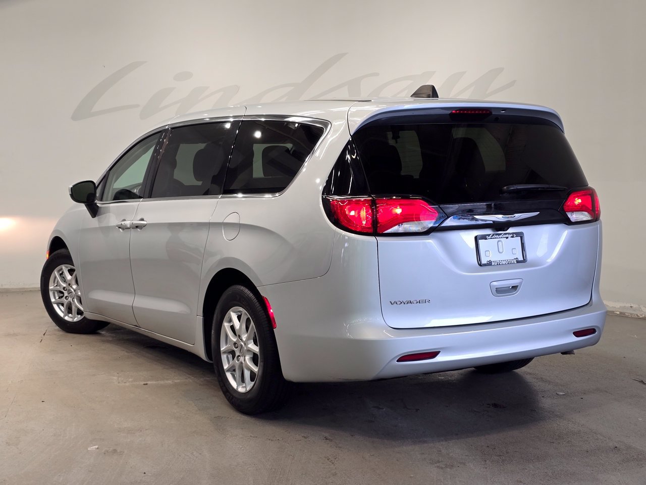 Used 2023 Chrysler Voyager LX FWD image 4