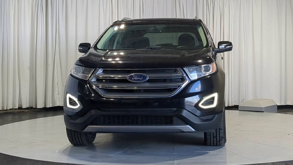 Used 2018 Ford Edge Titanium w/ Technology Package AWD/4WD image 3