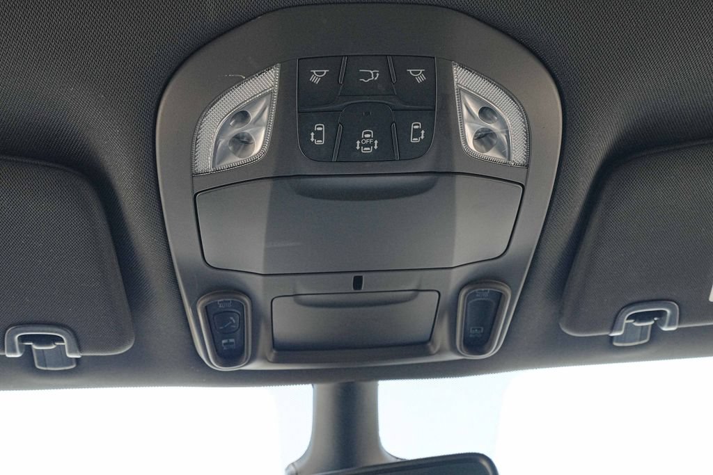 Used 2025 Chrysler Pacifica Limited FWD image 36