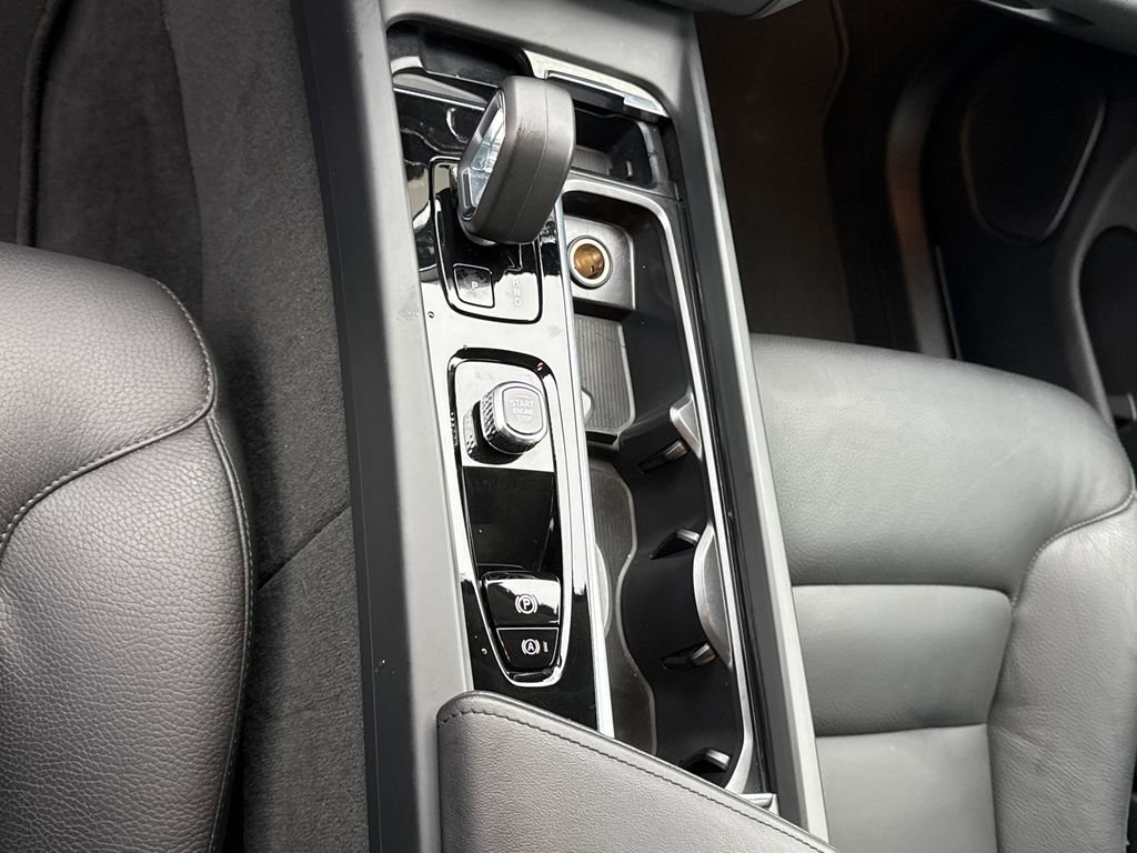 Used 2025 Volvo XC60 B5 Plus image 19