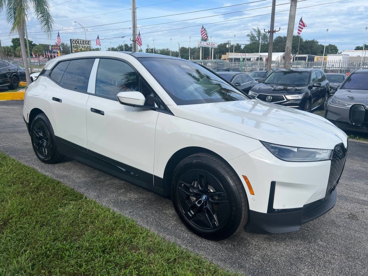 Used 2025 BMW iX xDrive50 w/ Convenience Package image 4