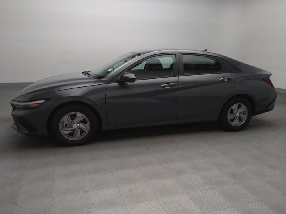 Used 2025 Hyundai Elantra SE w/ Cargo Package FWD image 2