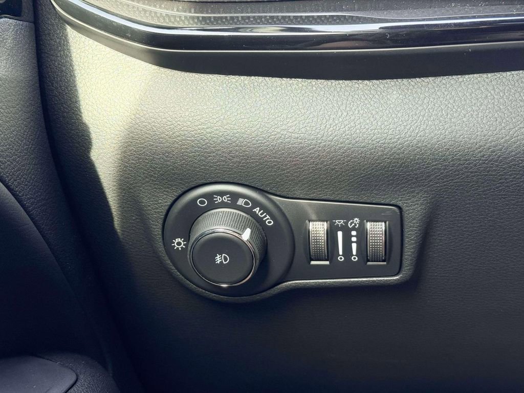 New 2026 Jeep Compass Limited image 17