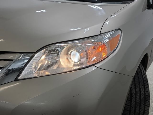 Used 2016 Toyota Sienna LE image 28