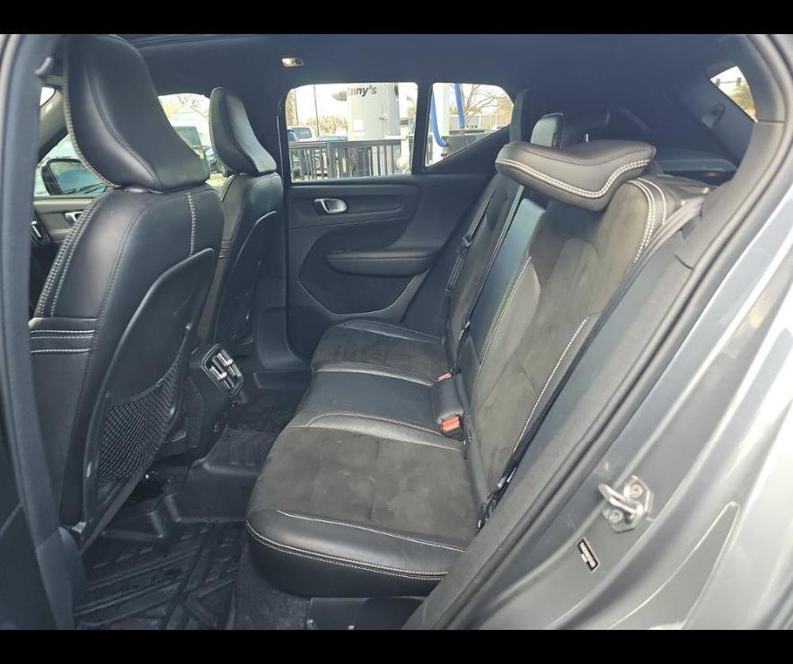 Used 2019 Volvo XC40 T4 R-Design image 7