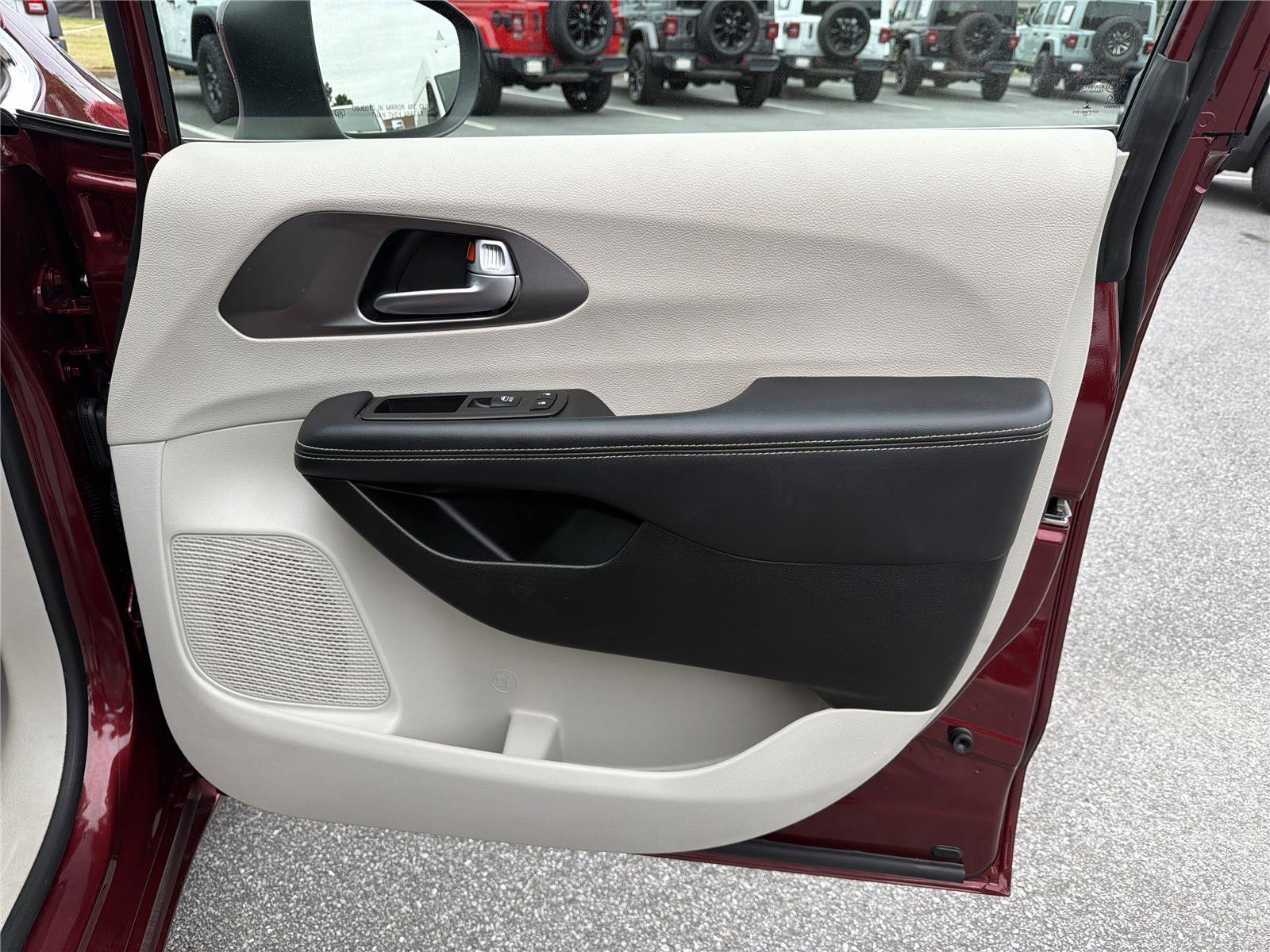 Used 2023 Chrysler Pacifica Touring-L FWD image 13