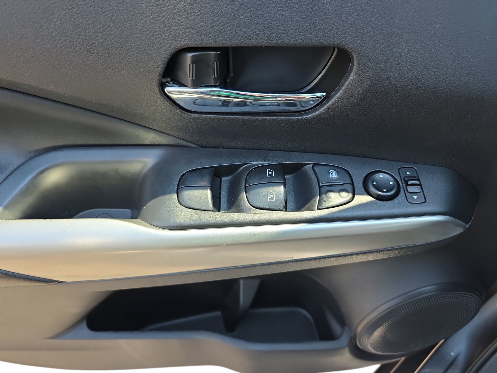 Used 2020 Nissan Kicks SR w/ SR Premium Package FWD image 23