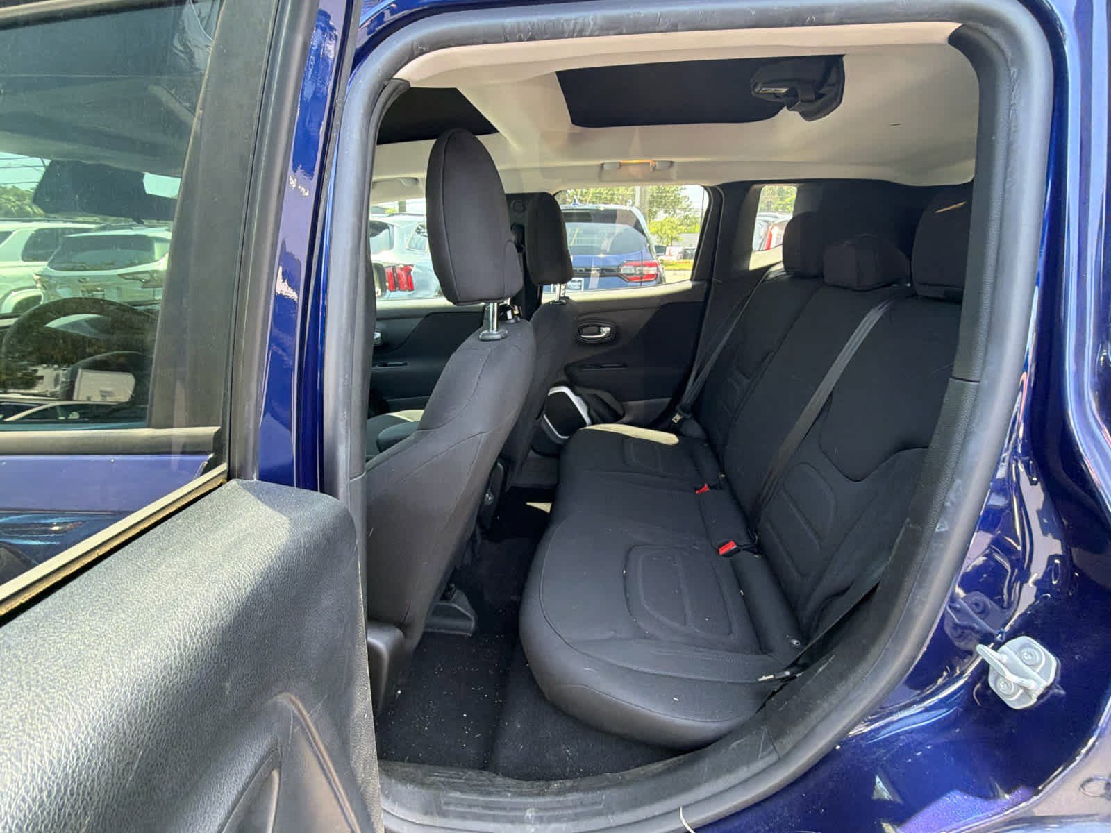 Used 2018 Jeep Renegade Latitude FWD image 24