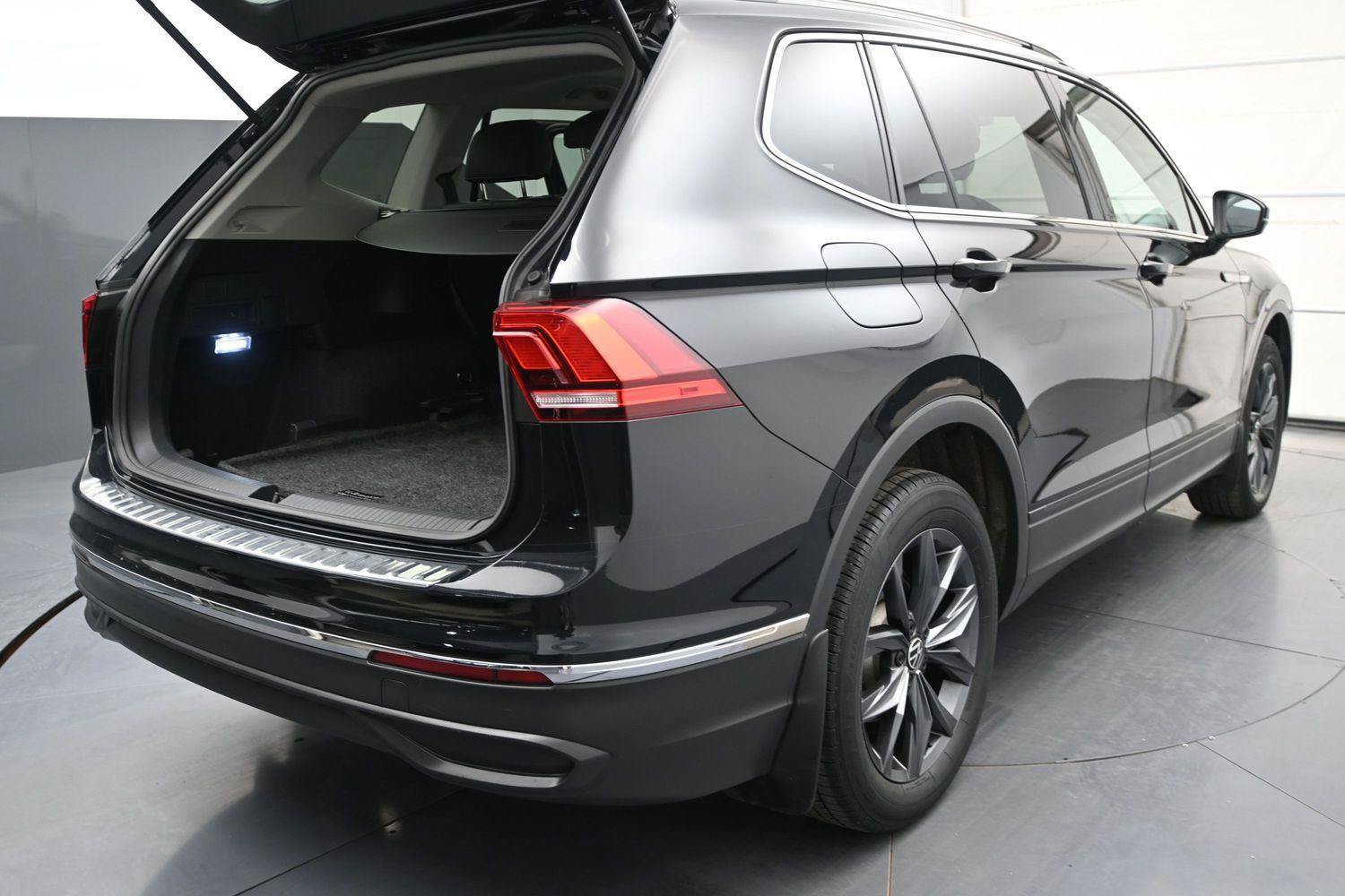 Used 2022 Volkswagen Tiguan SE w/ Panoramic Sunroof Package AWD/4WD image 12
