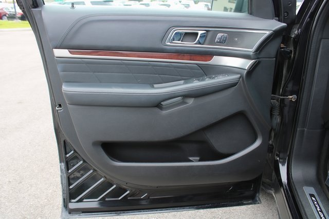 Used 2017 Ford Explorer Platinum image 10