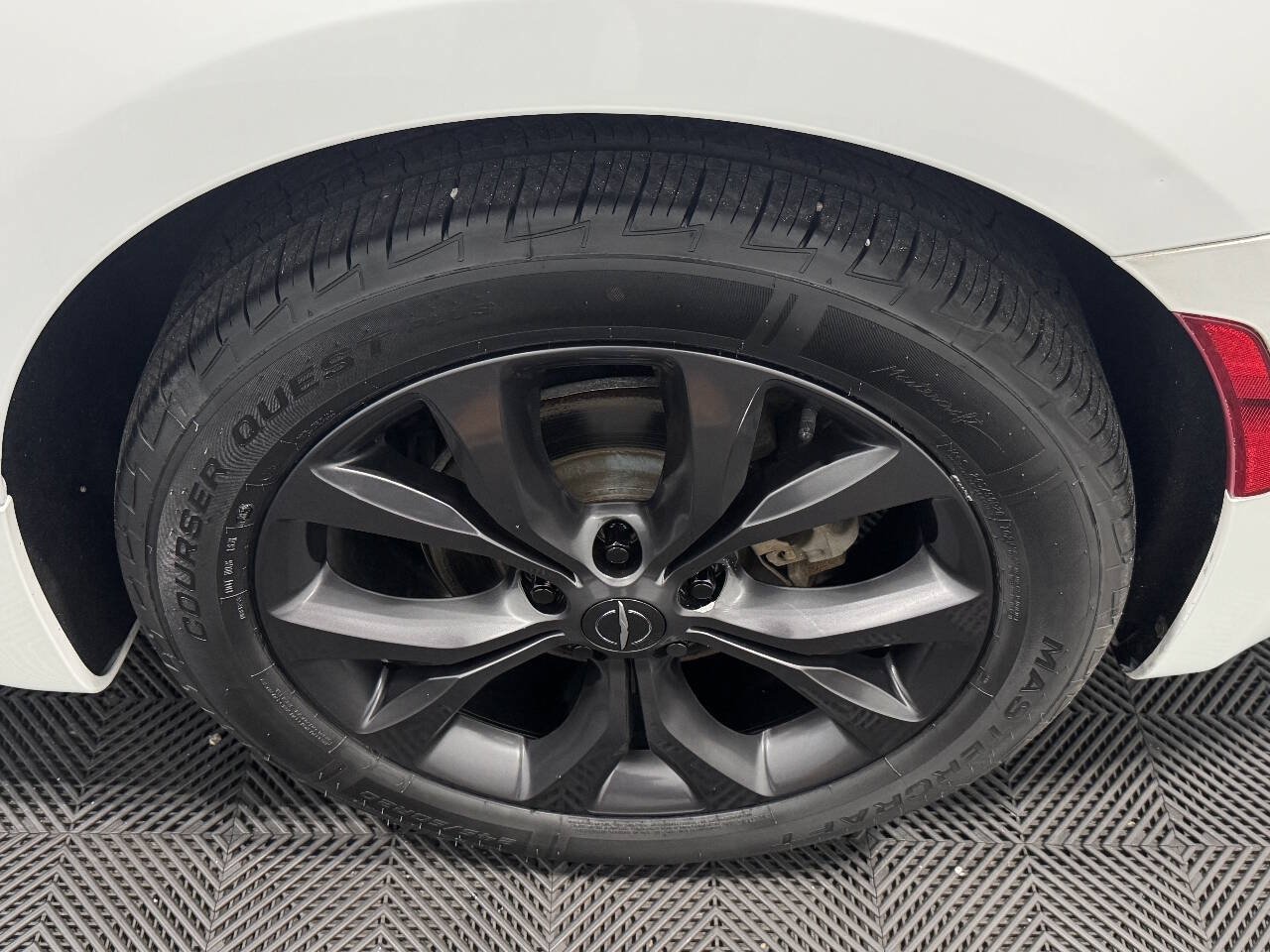 Used 2018 Chrysler Pacifica Touring Plus w/ S Appearance Package FWD image 32