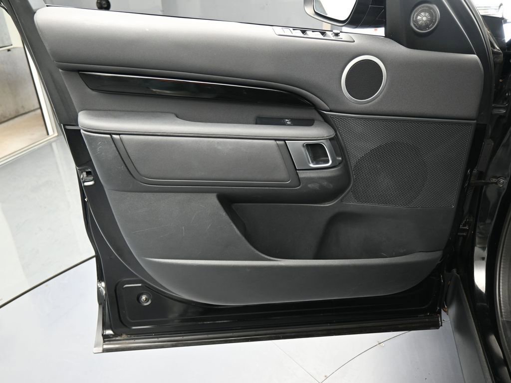 Used 2020 Land Rover Discovery SE image 13