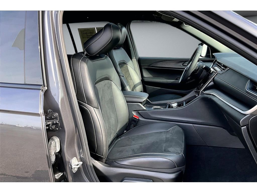 Certified 2025 Jeep Grand Cherokee Altitude image 8