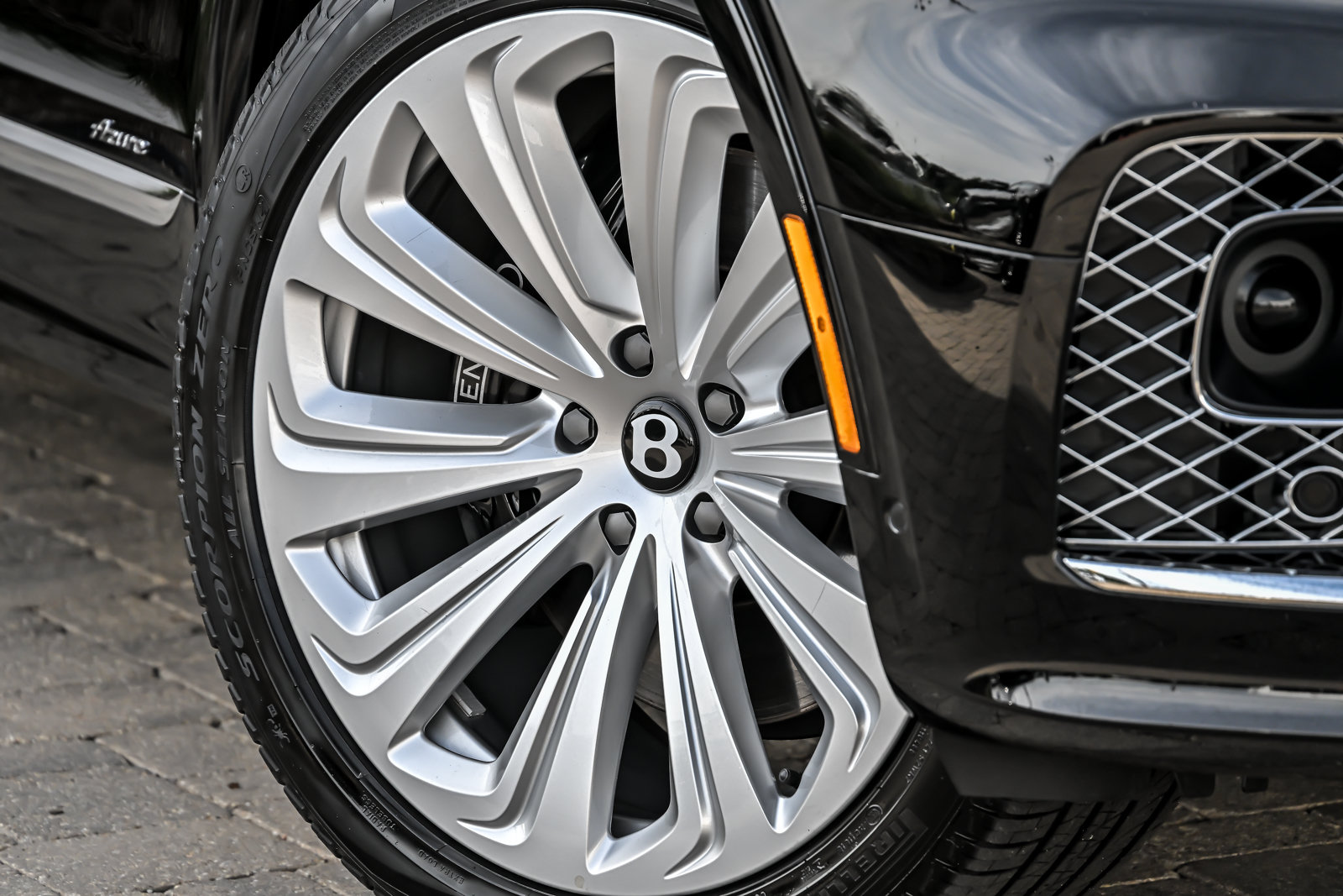 Certified 2023 Bentley Bentayga Plug-In Hybrid AWD/4WD image 3