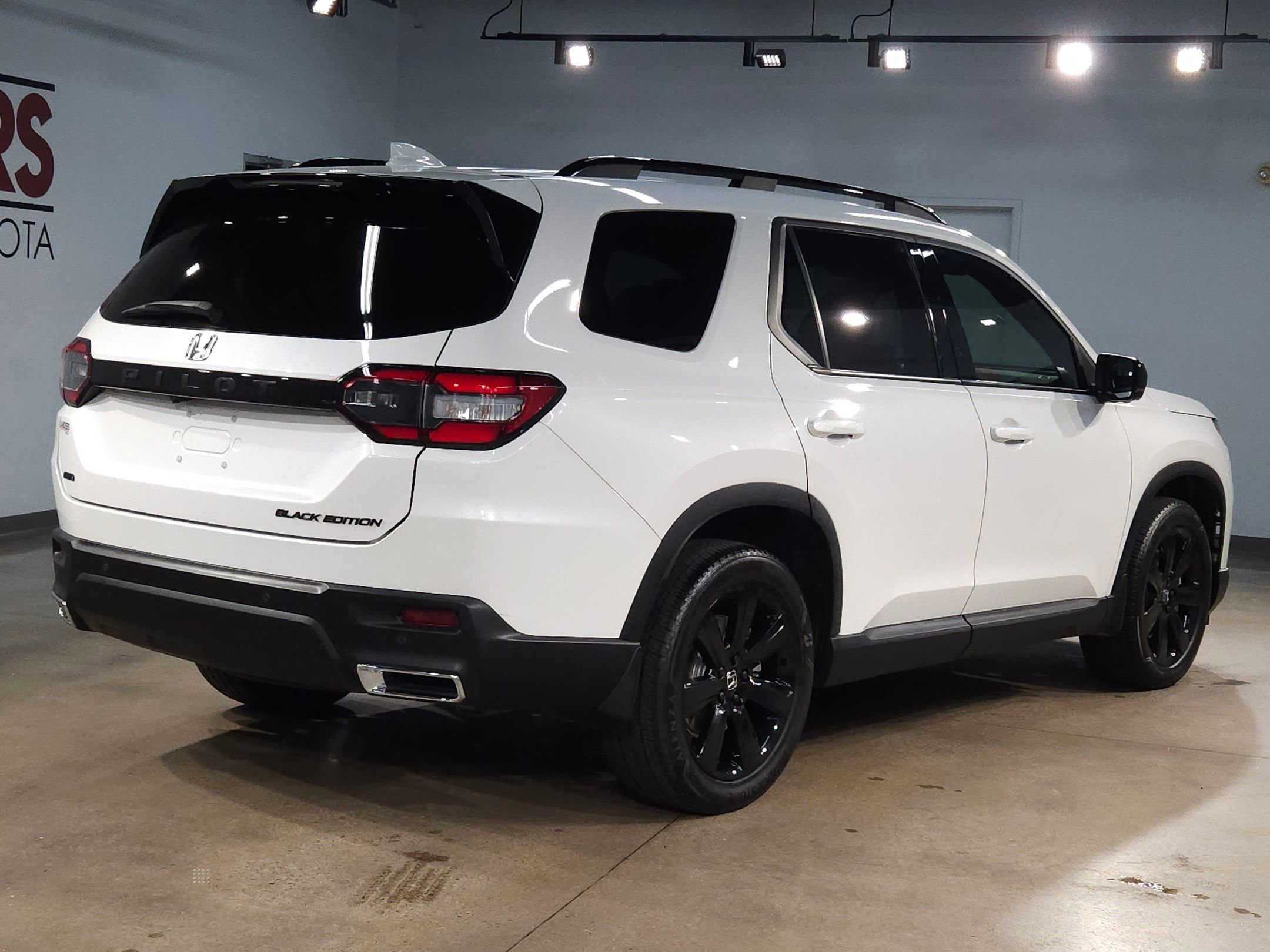 Used 2025 Honda Pilot Black Edition image 7