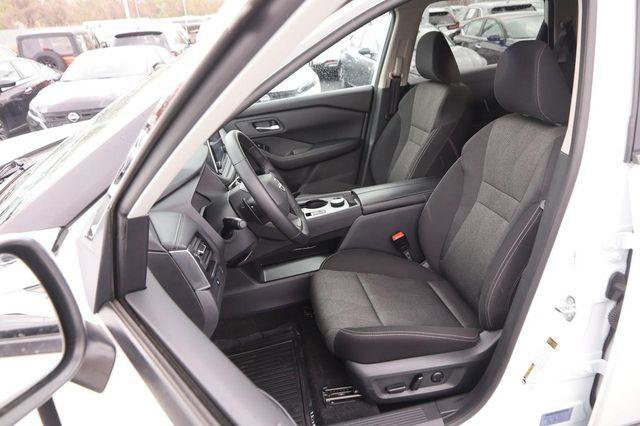 Used 2025 Nissan Rogue SV AWD/4WD image 9
